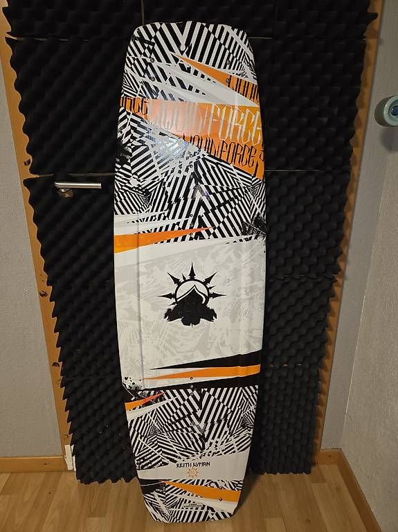 Surfboards & Schwimmbrette: Slingshot Wakeboard 143cm – Gebraucht aus Hittnau von col_2fnj