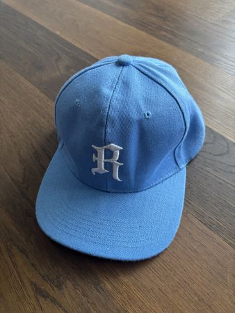 Hellblaue Kappe mit "R"