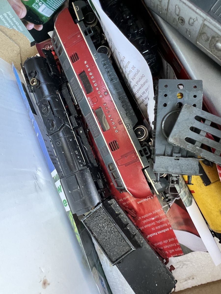 Modellini di ferrovie: Kiste voller Eisenbahnwagen  – Usato da Dittingen venduto da Bellevista 7