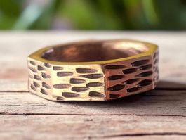Achteck-Ring Bronze, gefurcht,  Ringgrösse 49