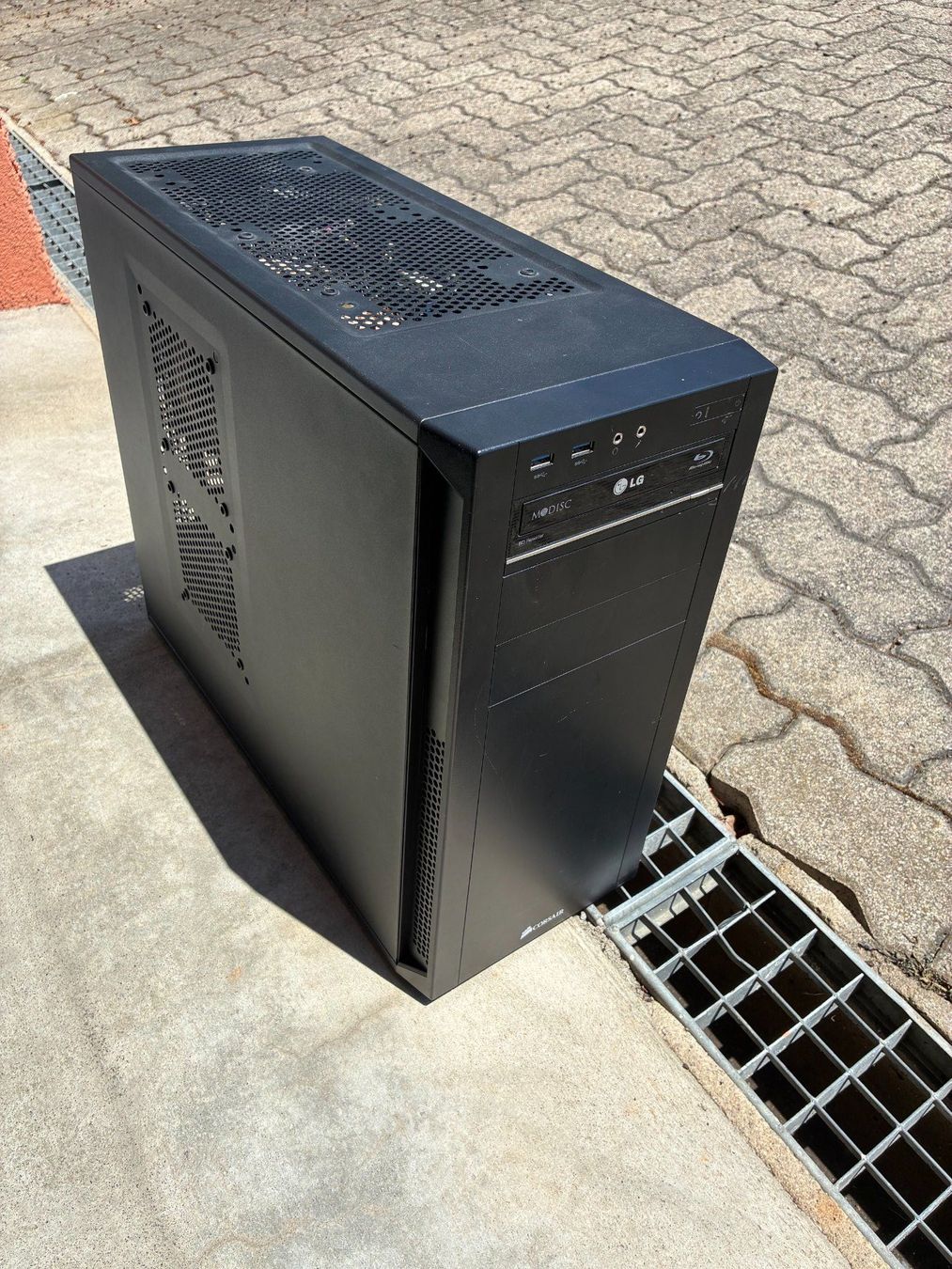 PC: PC ohne Grafikkarte und Festplatte – Usato da Kloten venduto da Photo_Fan