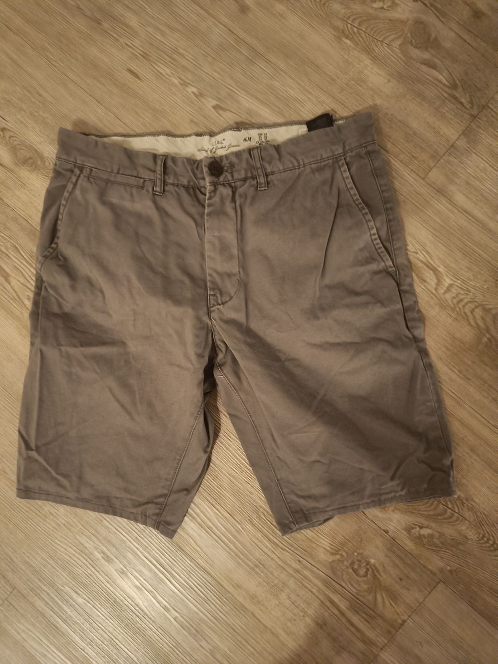 H&M Pantaloni: Shorts kurz Grösse 32 – Usato da Jaberg venduto da urig17.