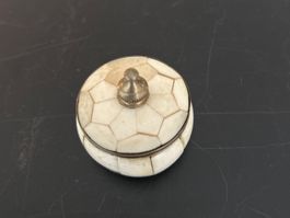 Kleine Dose mit Inlays und Messing