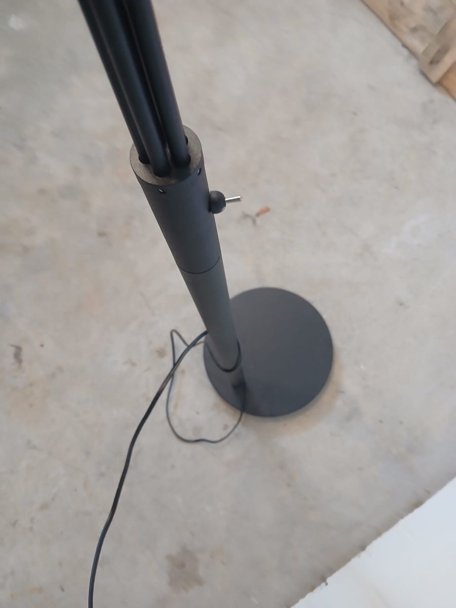 Lampes: Stehlampe 5-armig schwarz – D'occasion à Amlikon-Bissegg par pip_w8g7 2