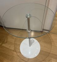 Höhenverstellbarer Beistelltisch mit Glasplatte