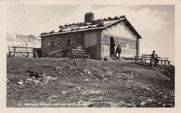 Corviglia-Skihütte bei St. Moritz, belebt, gelaufen 1929