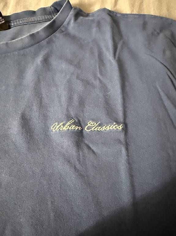 T-shirt: Blaues T-Shirt mit Schrift  – Usato da Wädenswil venduto da dom_pz5d 1