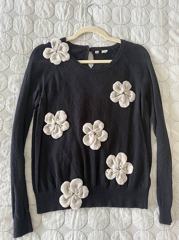 Maglioni & Felpe: Moth Pullover Schwarz mit Blumenapplikationen - Grösse M – Usato da Wangen SZ venduto da JoannaRytw