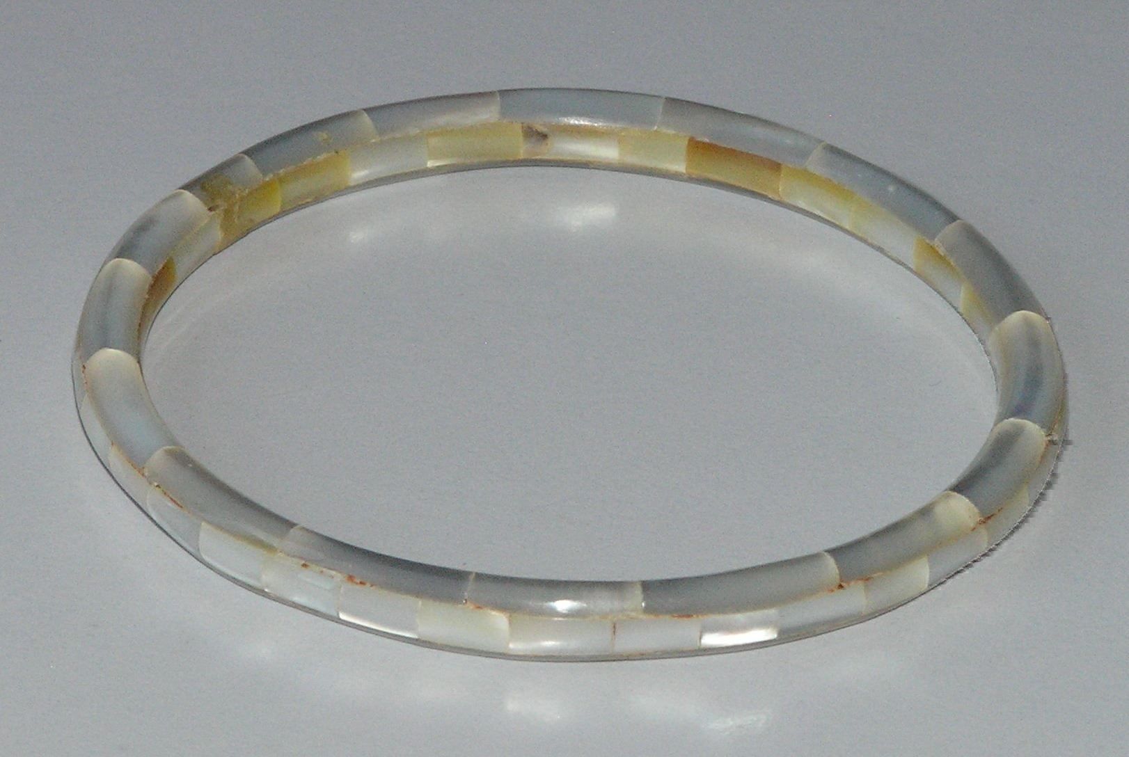 Bracciali & Braccialetti: antiker Armreif Armring aus Perlmutt – Usato da Frauenfeld venduto da dhour 7