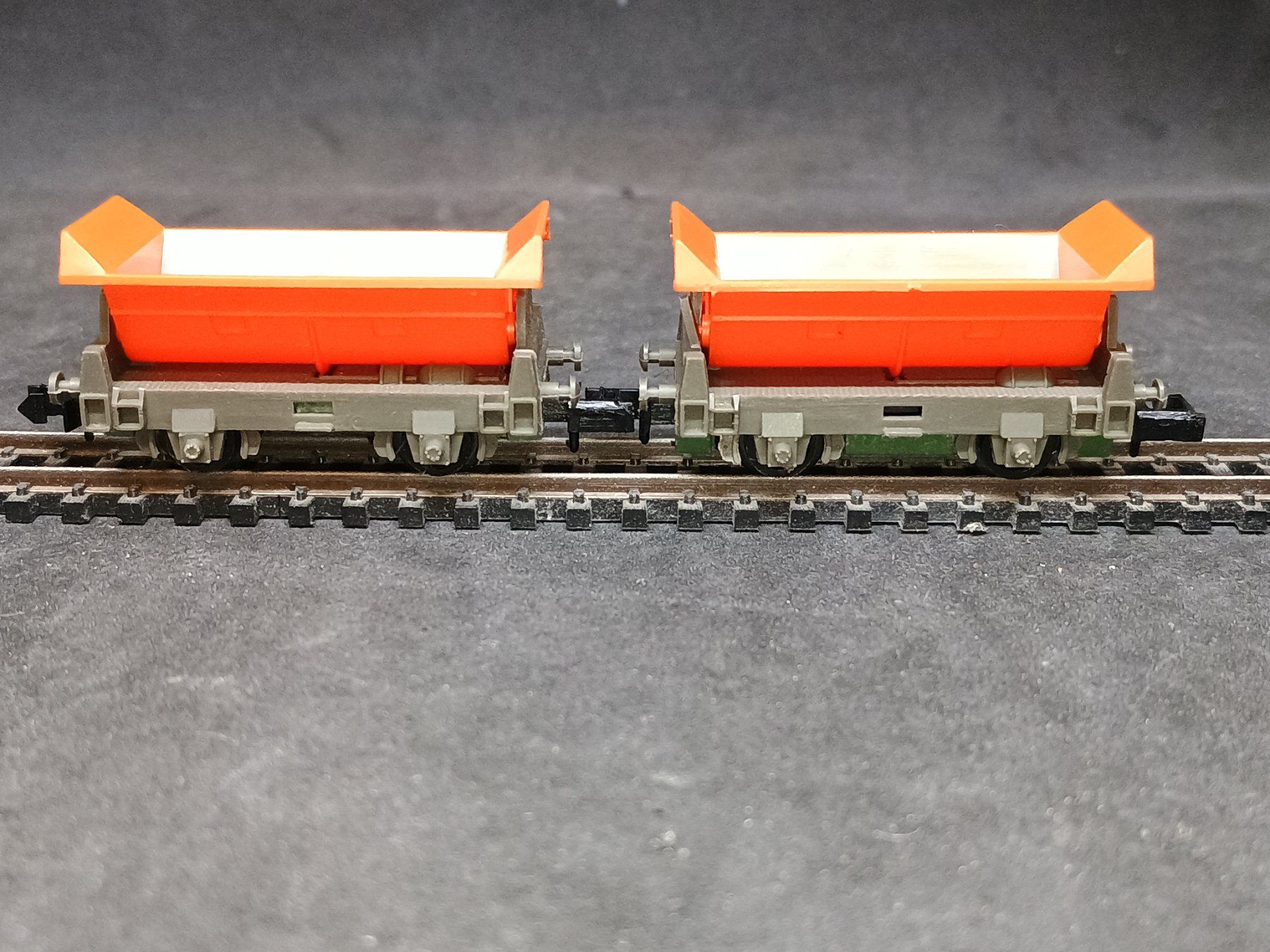 Trix Modellini di ferrovie: Spur N 4x Kippwagen Arnold/Minitrix – Usato da Bätterkinden venduto da hob_6b8x 5