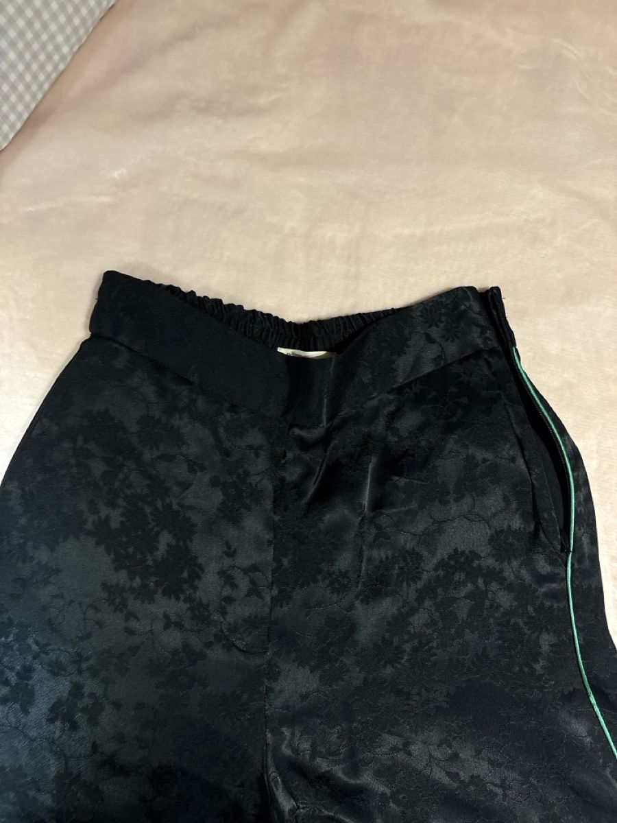 Maje Pantaloni: Pantalon Maje noir taille 2 aspect satiné – Usato da Satigny venduto da gig_rn62 1