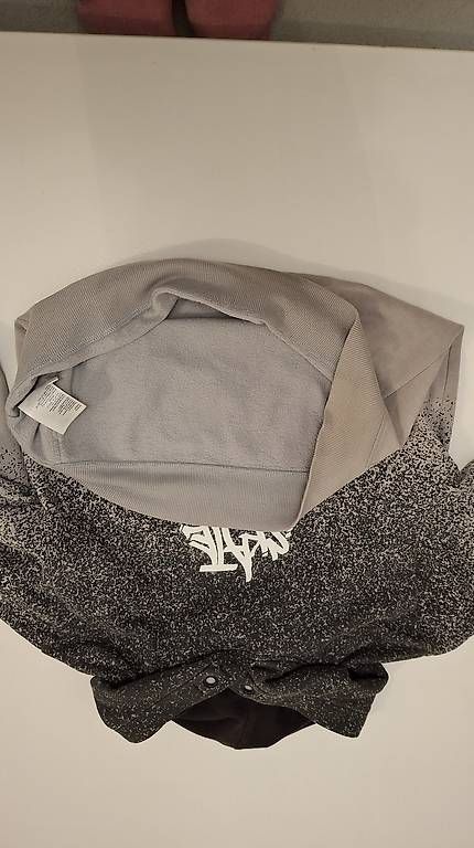 Pullover & Sweatshirts: Pullover 11 anni con cappuccio  – Gebraucht aus Losone von jan_8svf 3