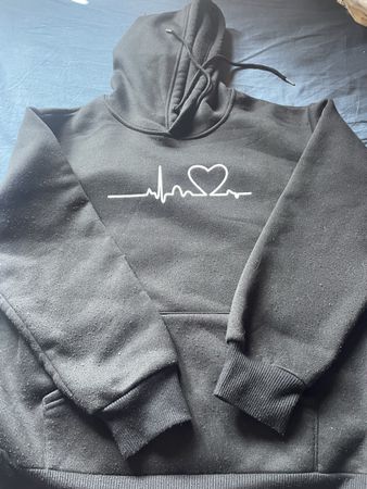 Schwarzer Hoodie mit Herzschlag Motiv, Grösse M