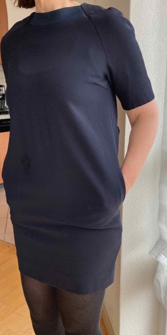 Victoria Beckham Kleider: VICTORIA BECKHAM Kleid nachtblau – Gebraucht aus Glarus von Life_Fashion_Art