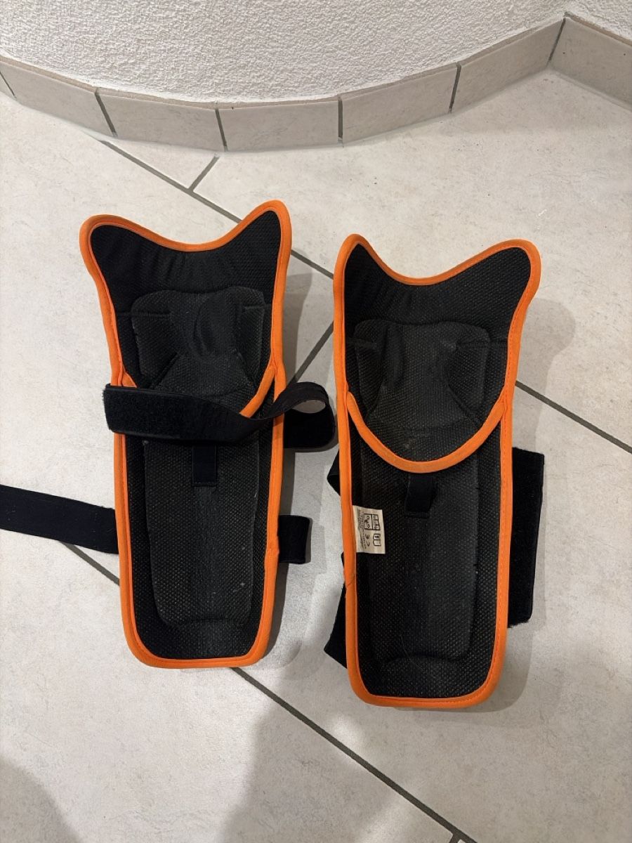 Schutz & Schoner: KTM Knieschoner – Gebraucht aus Wängi von MP-Motorsport 1