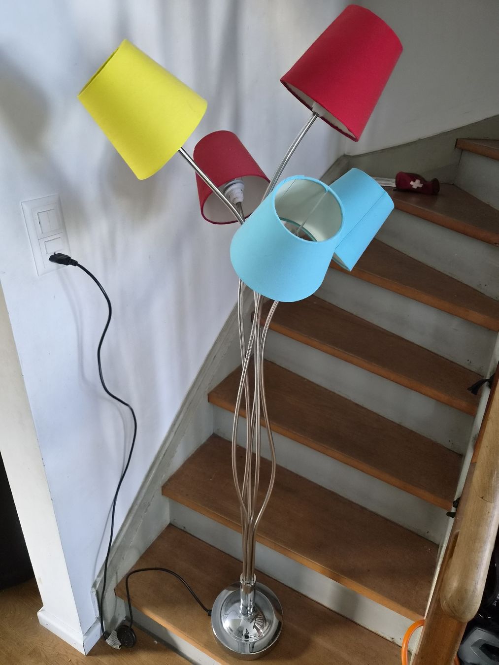 Lampen: Stehlampe mit 5 bunten Schirmen, Metallfuss – Gebraucht aus Zürich von Pazzenreich