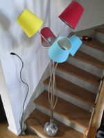 Stehlampe mit 5 bunten Schirmen, Metallfuss