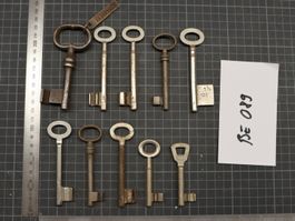 Lot mit 10 antiken Schlüsseln