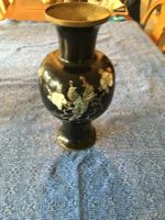 Schöne antike China  Vase, schwarz mit Vogelmuster verziert.
