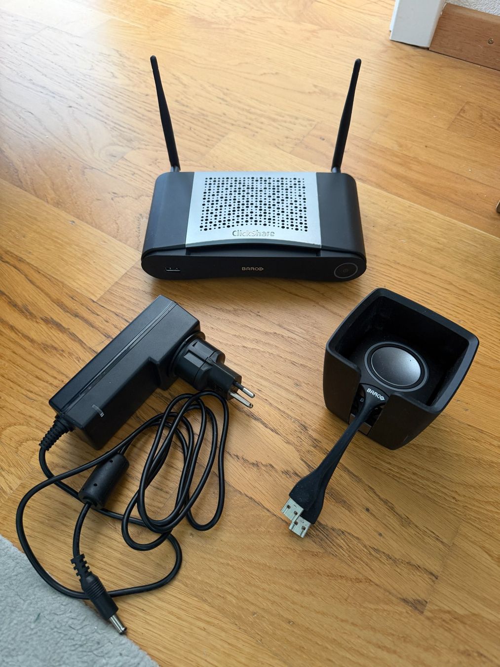 Systèmes audio & multimédias: Système de présentation Barco ClickShare CSE-200 – D'occasion à Founex par HoppSuisse59