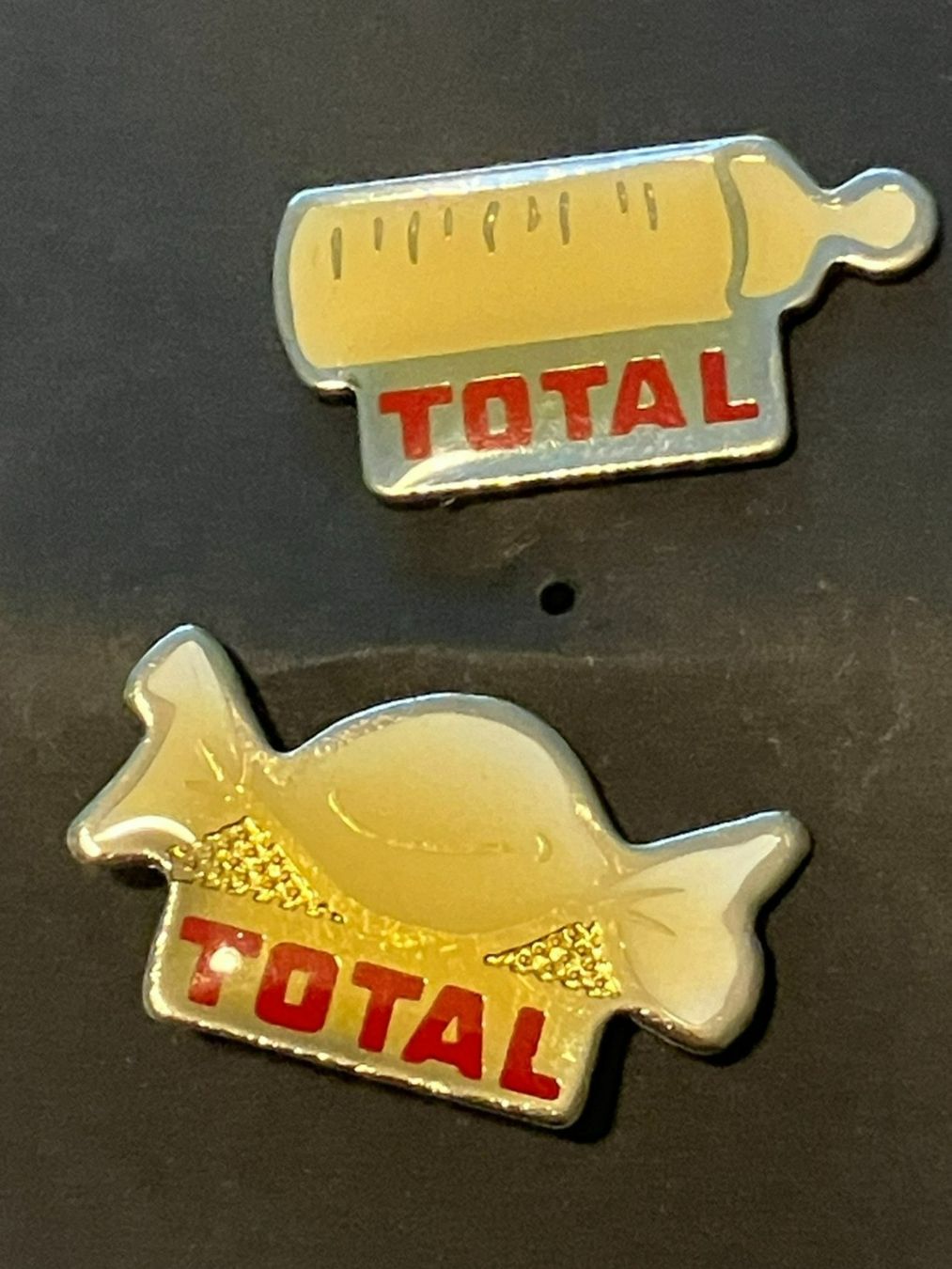 Plaquettes & Badges: 2 Pin TOTAL – D'occasion à Basel par djwwpp