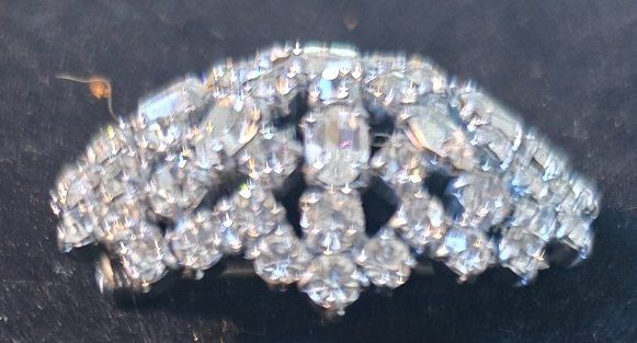 Spille & Fermagli: Funkelnde Vintage-Brosche mit Strasssteinen (ca. 4.5 cm) – Usato da Flums venduto da Flumsantik 2