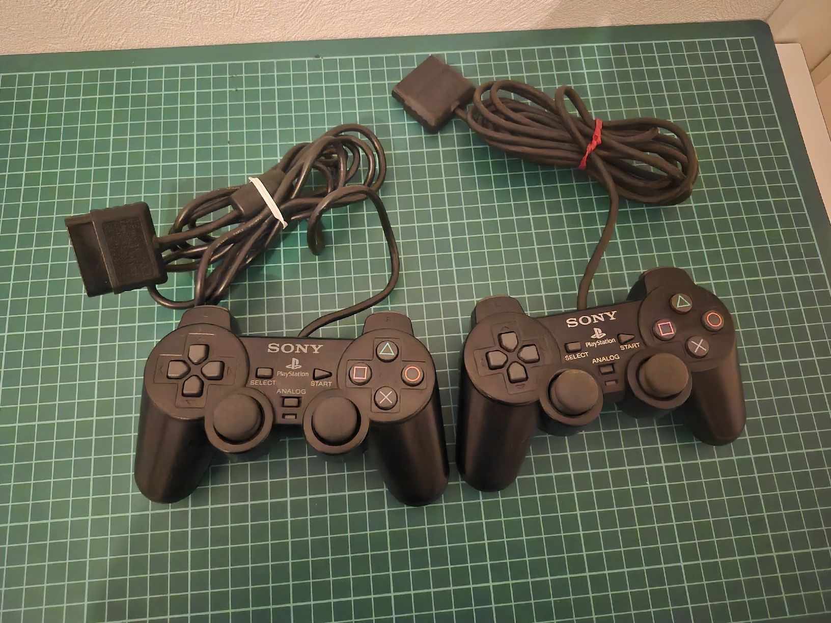 Sony Controller: 2 Playstation 2 PS2 Controllers - Great for Retro Gaming! – Usato da Meyrin venduto da Retro-GZ