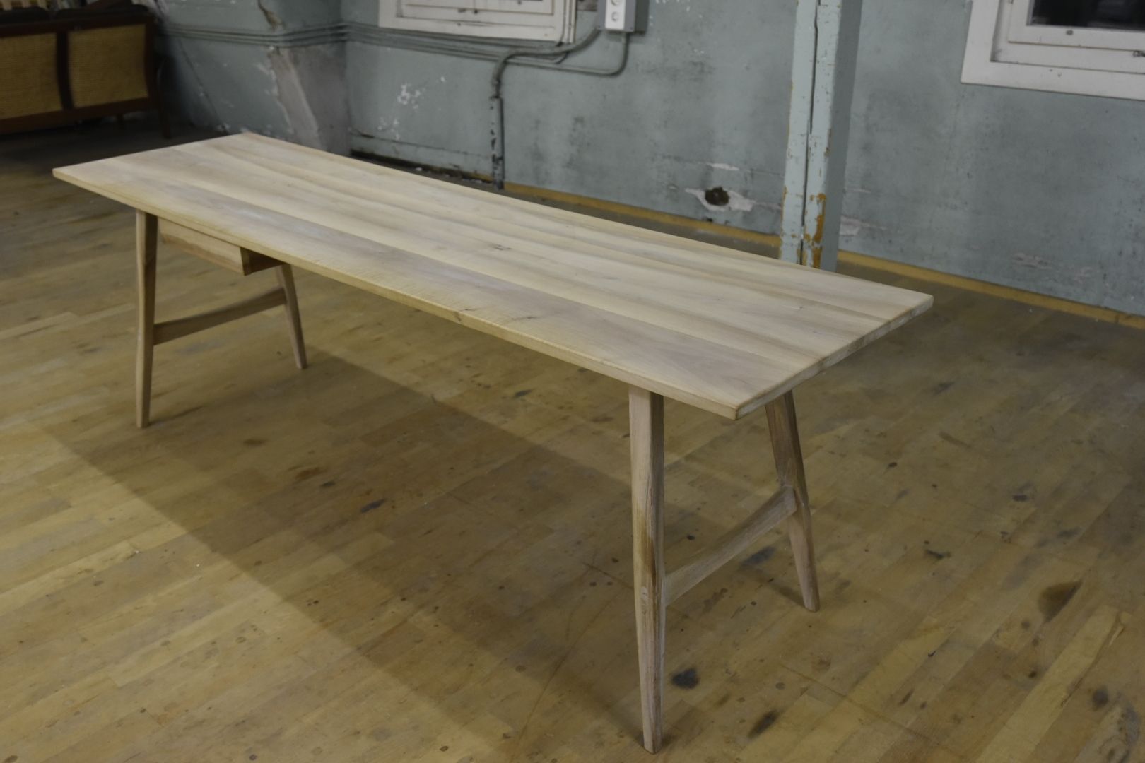Tavoli: Wunderschöner Tisch aus Nussbaum Holz – Usato da Lichtensteig venduto da Usedinstorecom