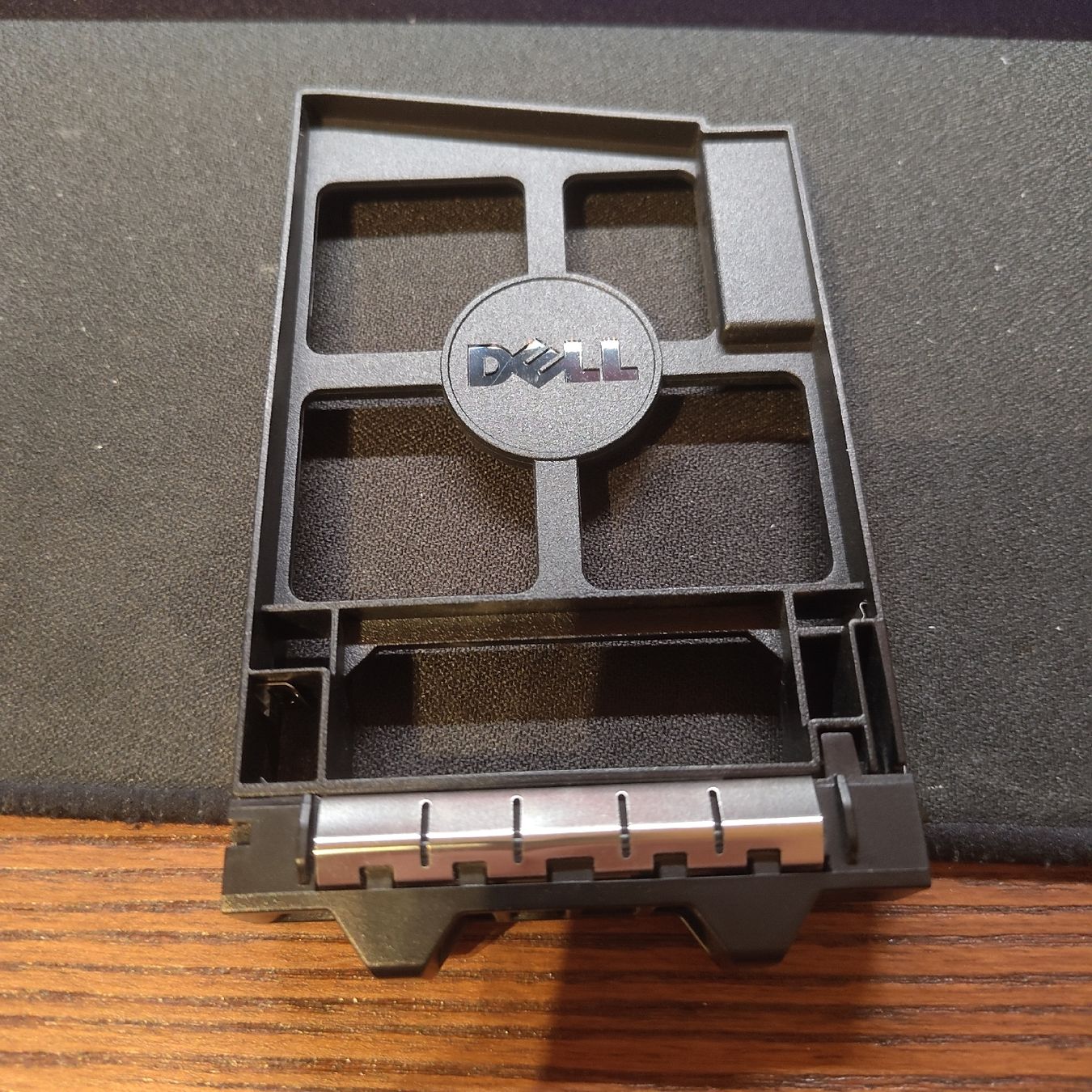Dell Server: Dell 2.5" SFF Drive Bays Blank - Version 3 – Usato da Villars-sur-Glâne venduto da avi_7dbk