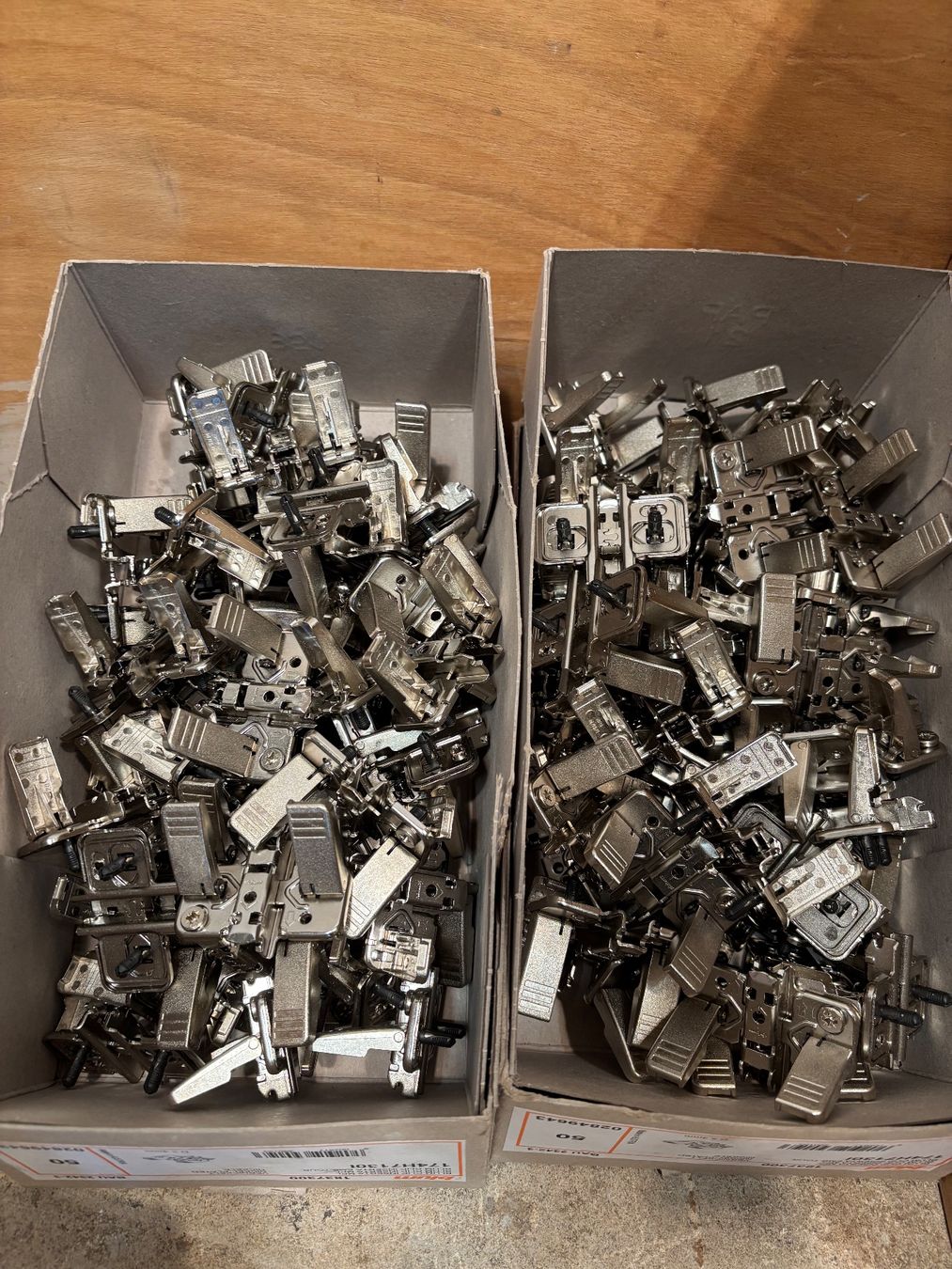 Ferramenta: Ganzer Posten Topfbänder & Fenstergriffe, Türgarnitur – Usato da Winterthur venduto da ReUse_Baumarkt 5