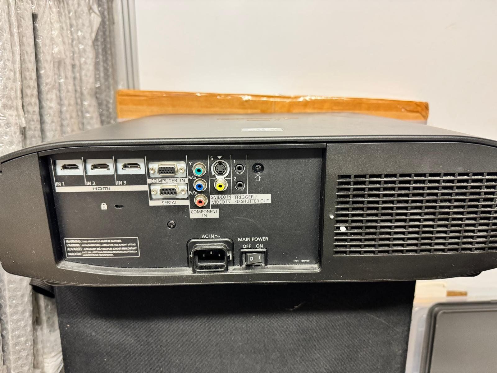 Panasonic Vidéoprojecteurs: Panasonic PT-AT6000E + Zubehör – D'occasion à Basel par Alexander_Hofmann 5