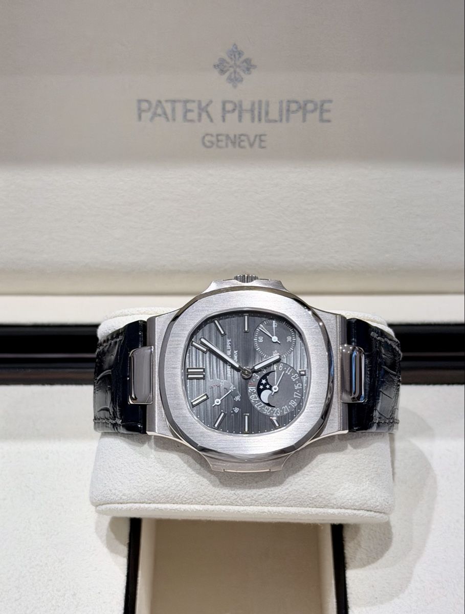Patek Philippe Orologi: Patek Philippe 5712 Moonphase 18K Whitegold – Usato da Zürich venduto da WATCHROOM 4