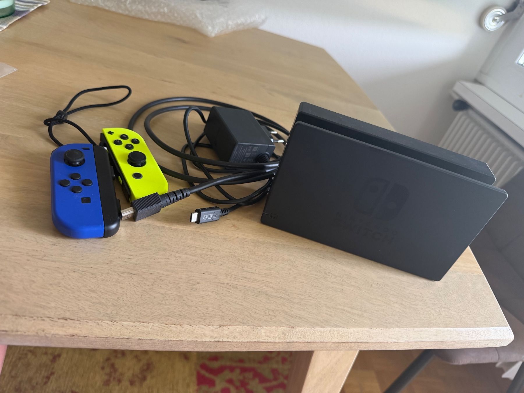 Docking station: Nintendo Switch TV Dock + 2 Controller – D'occasion à Meggen par Smikopiko