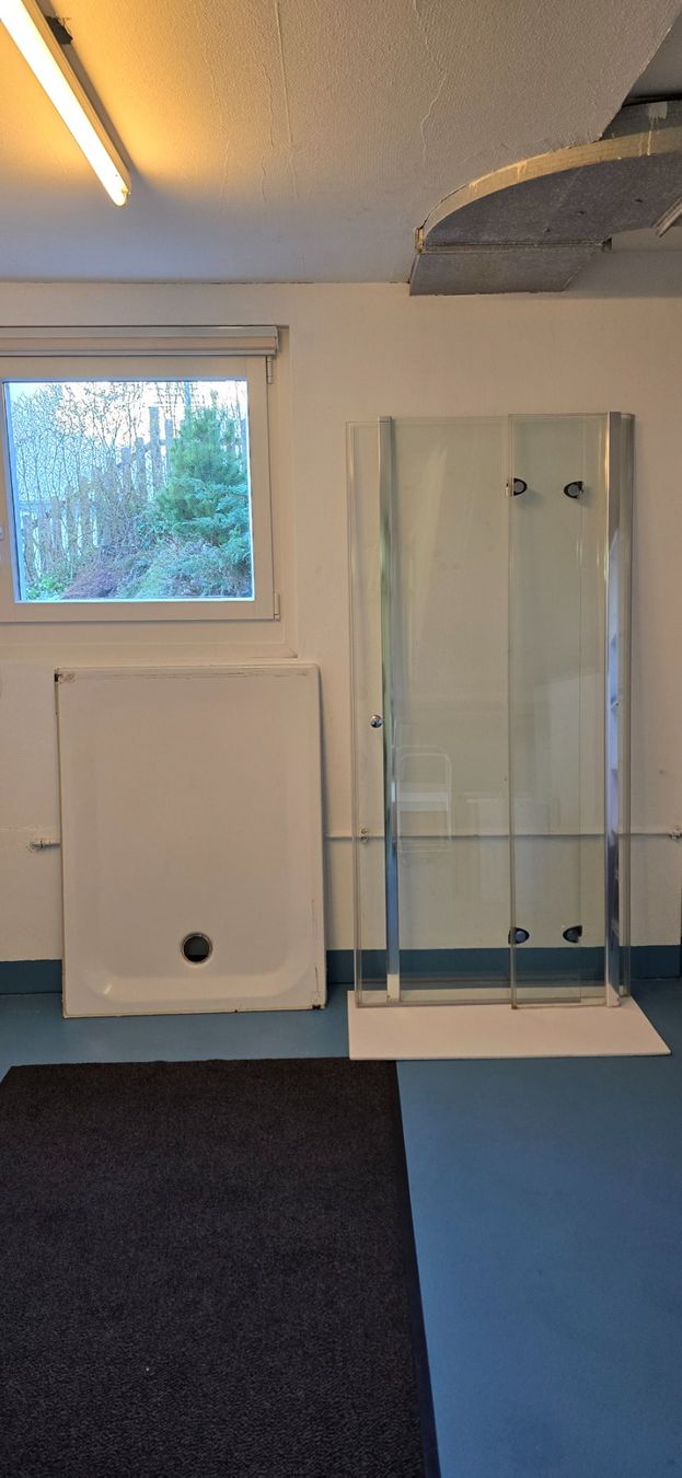 Docce: 90cm x 120cm Duschtasse + Kabiene – Usato da Alosen venduto da Simon_Spadin 3