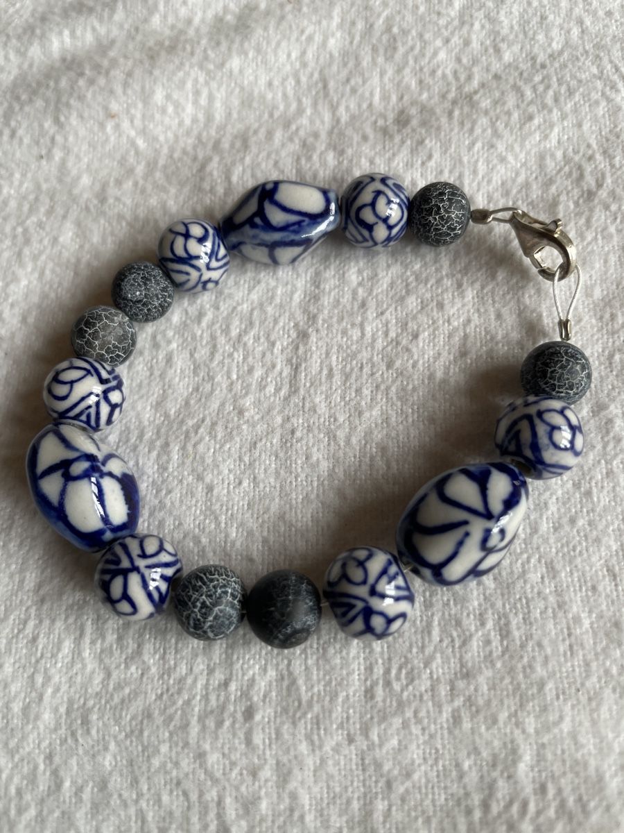 Bracciali & Braccialetti: Blau-graues Armband mit Keramik-Perlen – Usato da Münsingen venduto da Secondhand89
