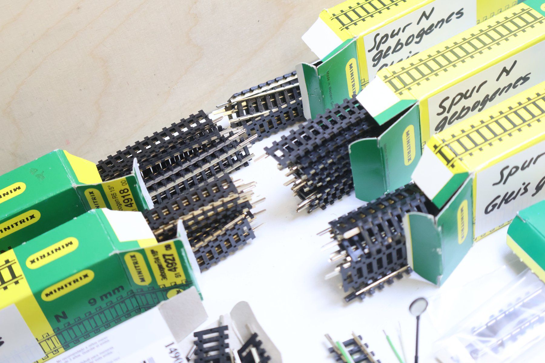 Trix Modelleisenbahnen: Minitrix ca. 70 x Schienen Gerade & Kurven Spur N – Gebraucht aus Winterthur von Monstera 5