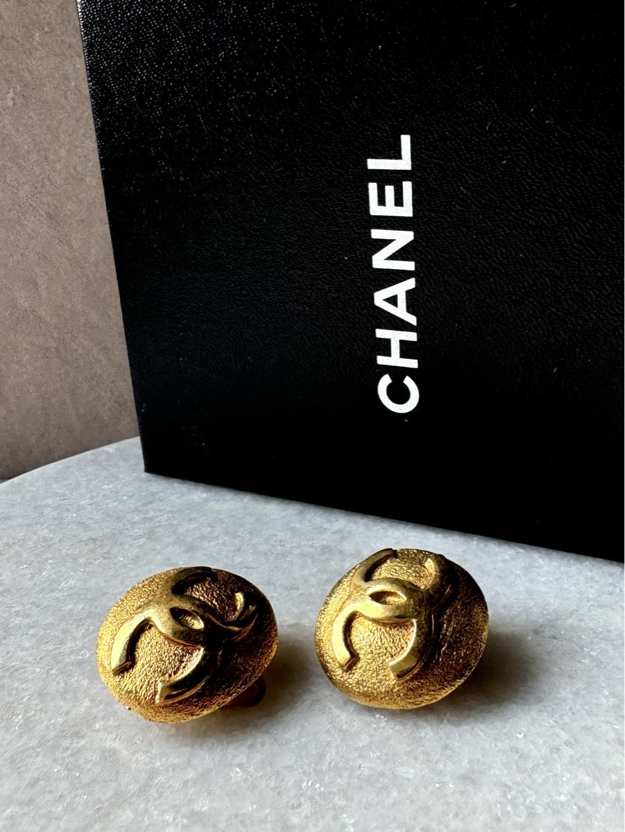 Chanel Ohrringe & -stecker: Chanel Gold CC Ohrclips Vintage – Gebraucht aus Kriens von hannaandkiko 9