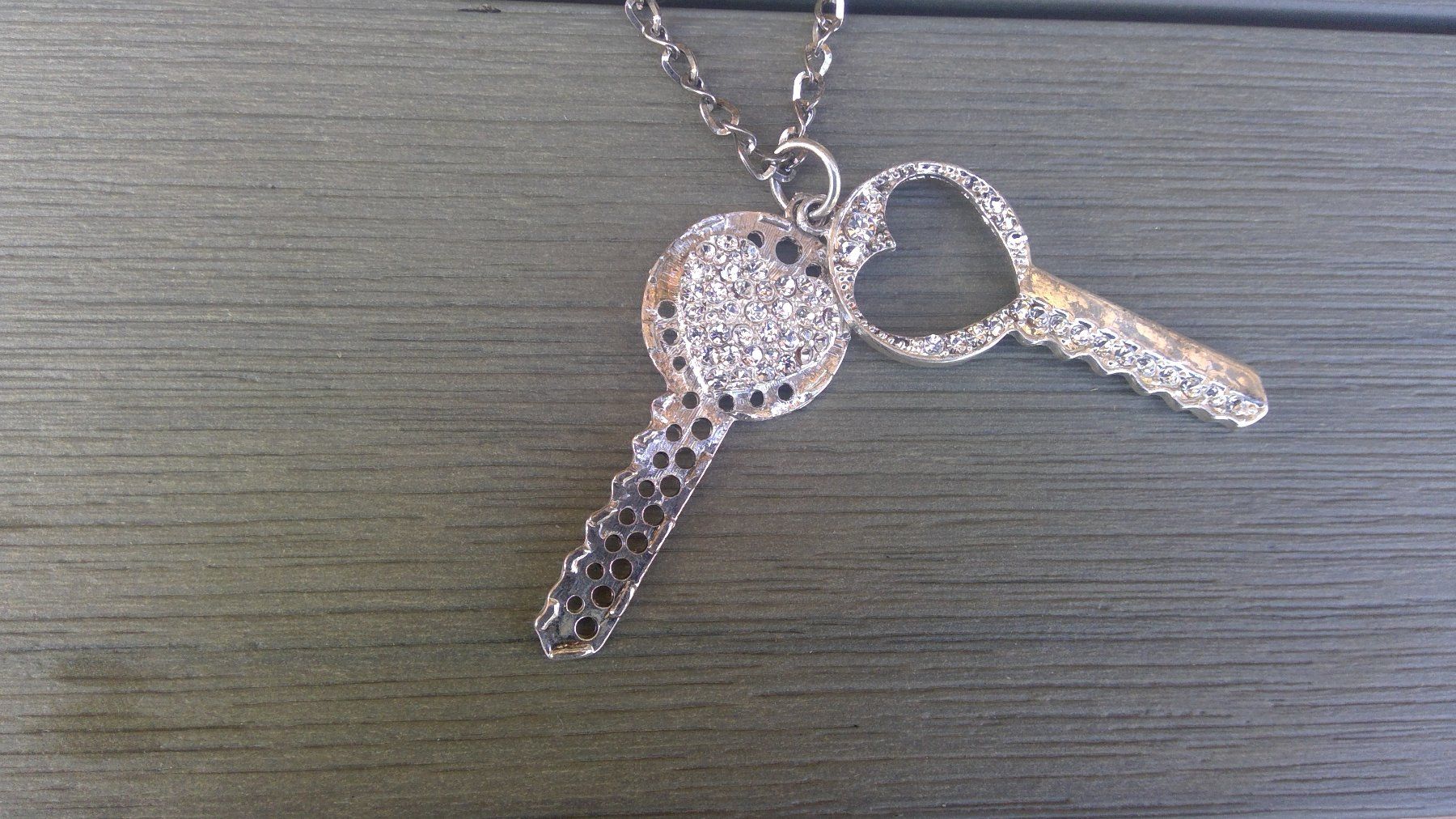 Catenine: Collier sautoir avec double CLEF en strass, NEUF – Nuovo e nell'imballaggio originale da Agiez venduto da chouchanelle 1