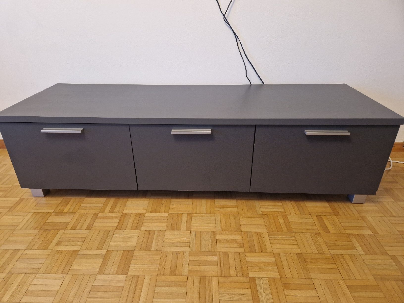 Mobili TV: TV-Lowboard dunkelgrau mit drei Fronten  – Usato da Bäretswil venduto da alc_5c6l 1
