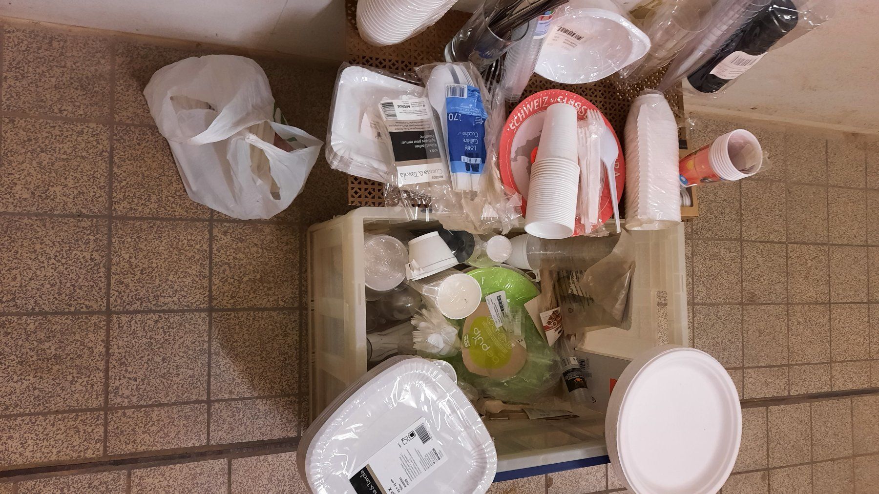 Set di piatti: Einweggeschirr – Nuovo e nell'imballaggio originale da Kilchberg ZH venduto da Ernzi47 1
