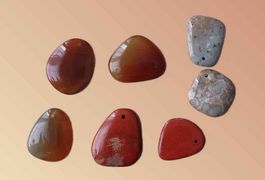 7 schöne Schmucksteine, Anhänger, gebohrt. NEU