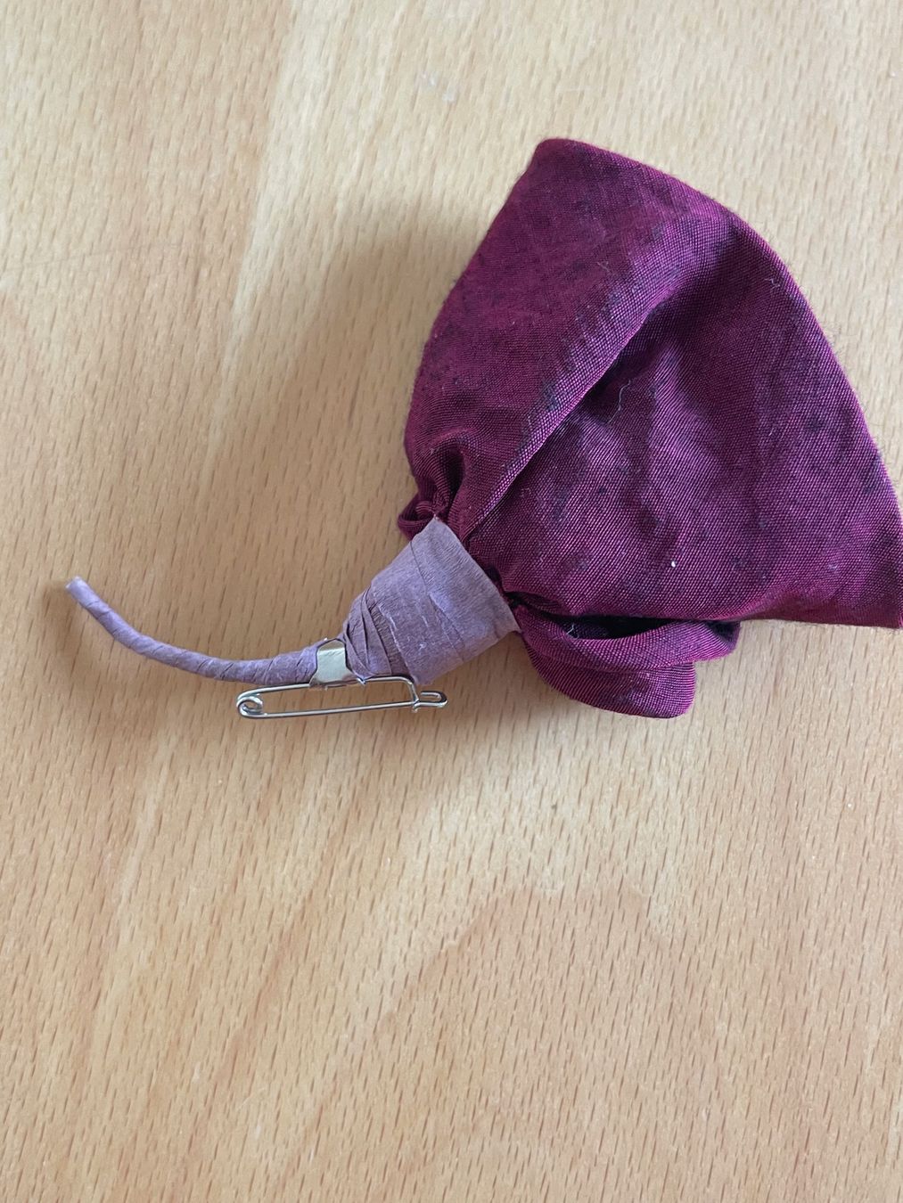 Spille & Fermagli: Stoffrose als Brosche oder Haarschmuck , dekorativ. – Usato da Winterthur venduto da 1956ingi 3