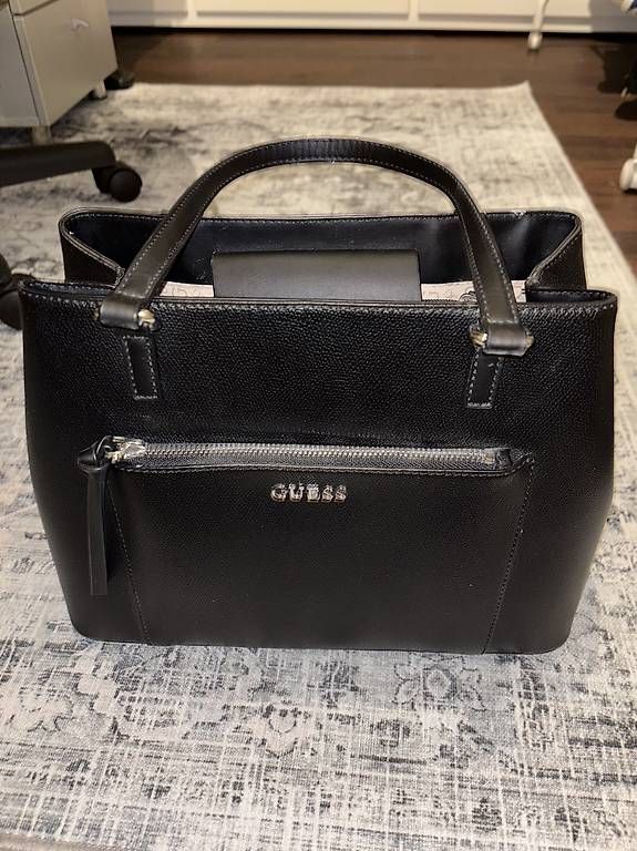 Taschen für Damen: Guess Handtasche wie Neu – Gebraucht aus Bremgarten AG von david12345