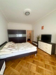 Armadi: Grande armoire, lit complet, 3 commodes à tiroirs – Usato da St-Cergue venduto da ncu_t267