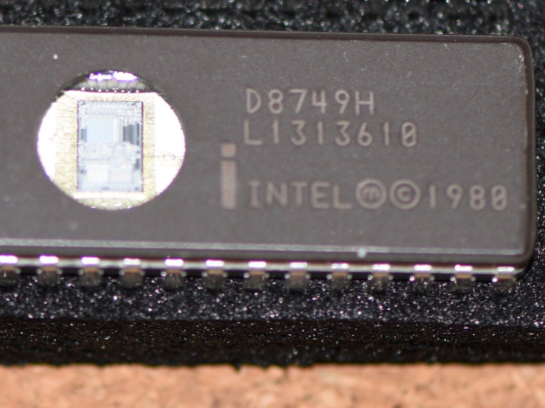 Intel Componenti elettronici: 2x IC Intel D8749H 8‑Bit Microcontroller UV‑EPROM 41180120AB – Nuovo (secondo la descrizione) da Emmen venduto da renerich 1