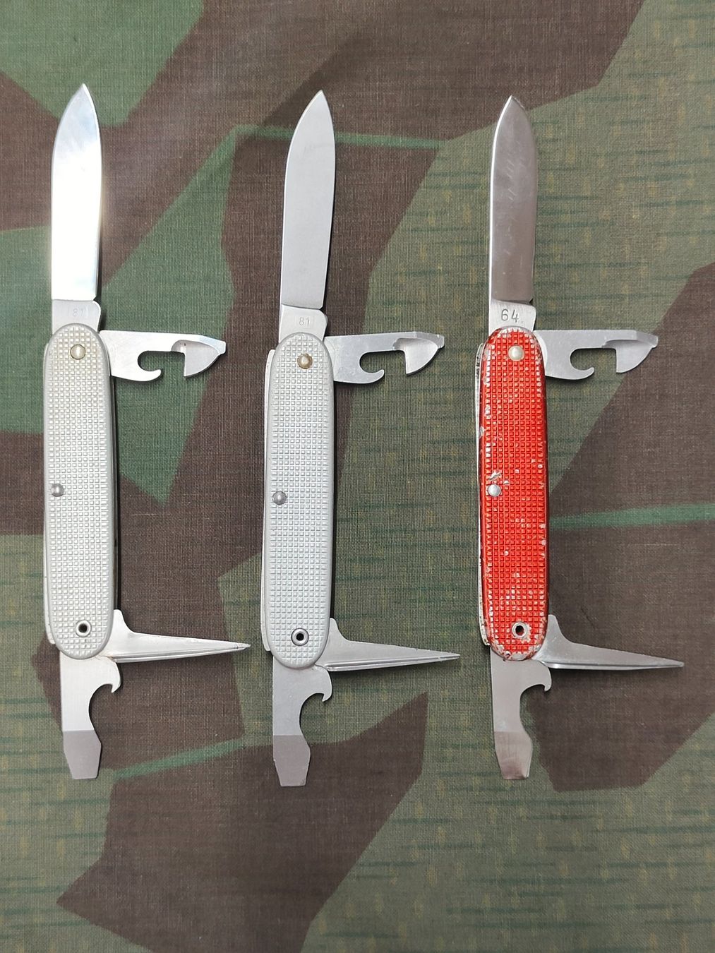 Schweizer Armee Taschenmesser: 3 Soldatenmesser gebraucht, W81, W81, E64 – Gebraucht aus Bauma von SwissMilitaria 1