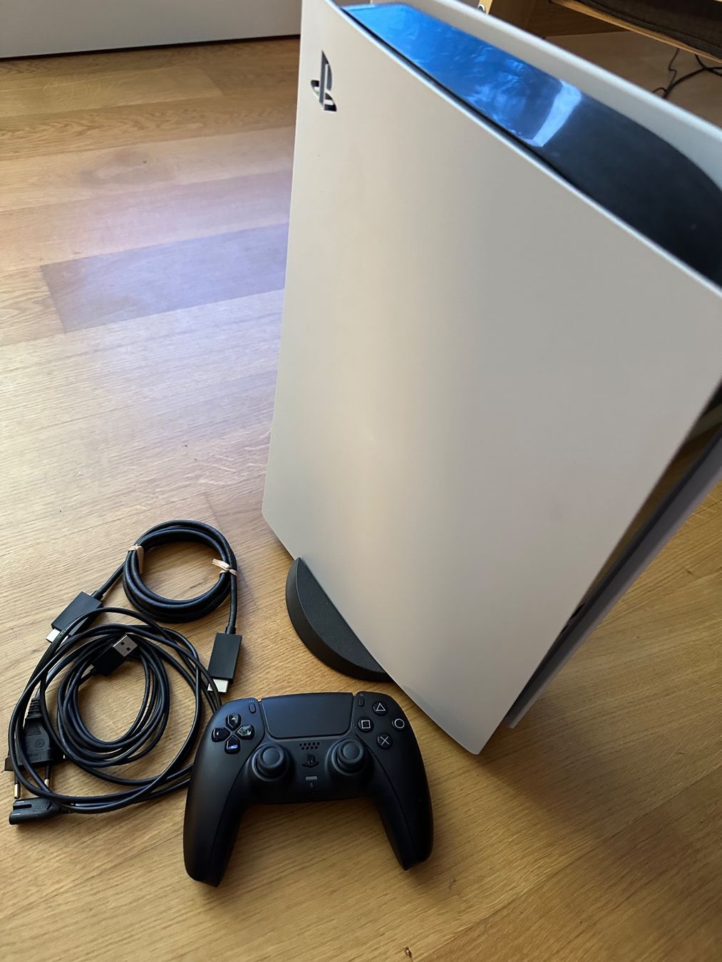 Sony Konsolen: Sony PlayStation 5 Disc Edition + Controller + 1xPS5 Game – Gebraucht aus Zürich von Kiwianer83