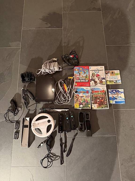 Nintendo Console: Nintendo Wii Set  Konsole + 2 Controller + 6 Top-Spiele – Usato da Ilanz venduto da uvina