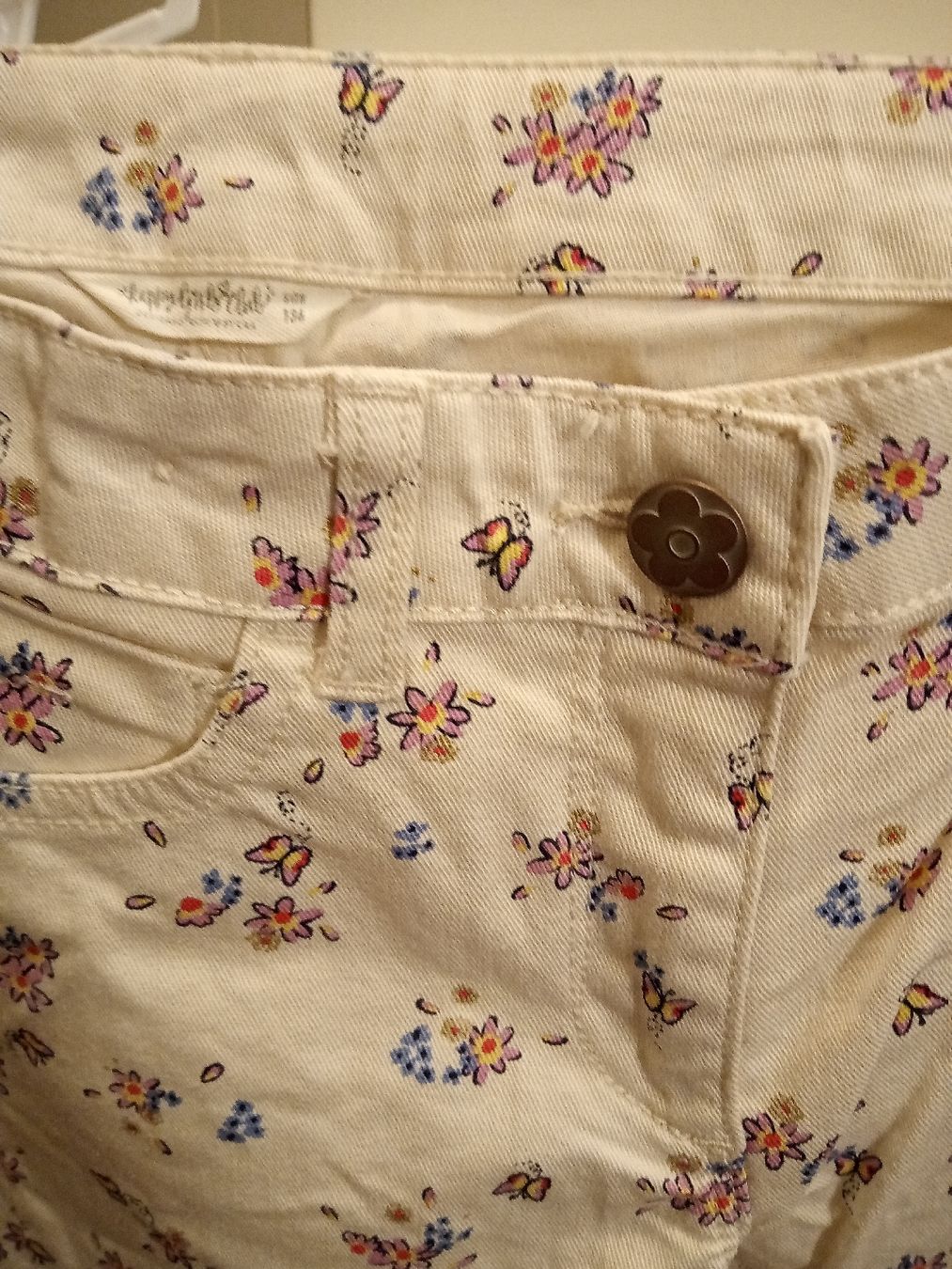 C&A Pantaloni: Sommerliche Mädchen Jeans mit Blumenmuster, Grösse 134 – Usato da Büren SO venduto da swelch 3