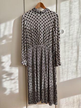 Langes Viskosekleid mit Unterkleid